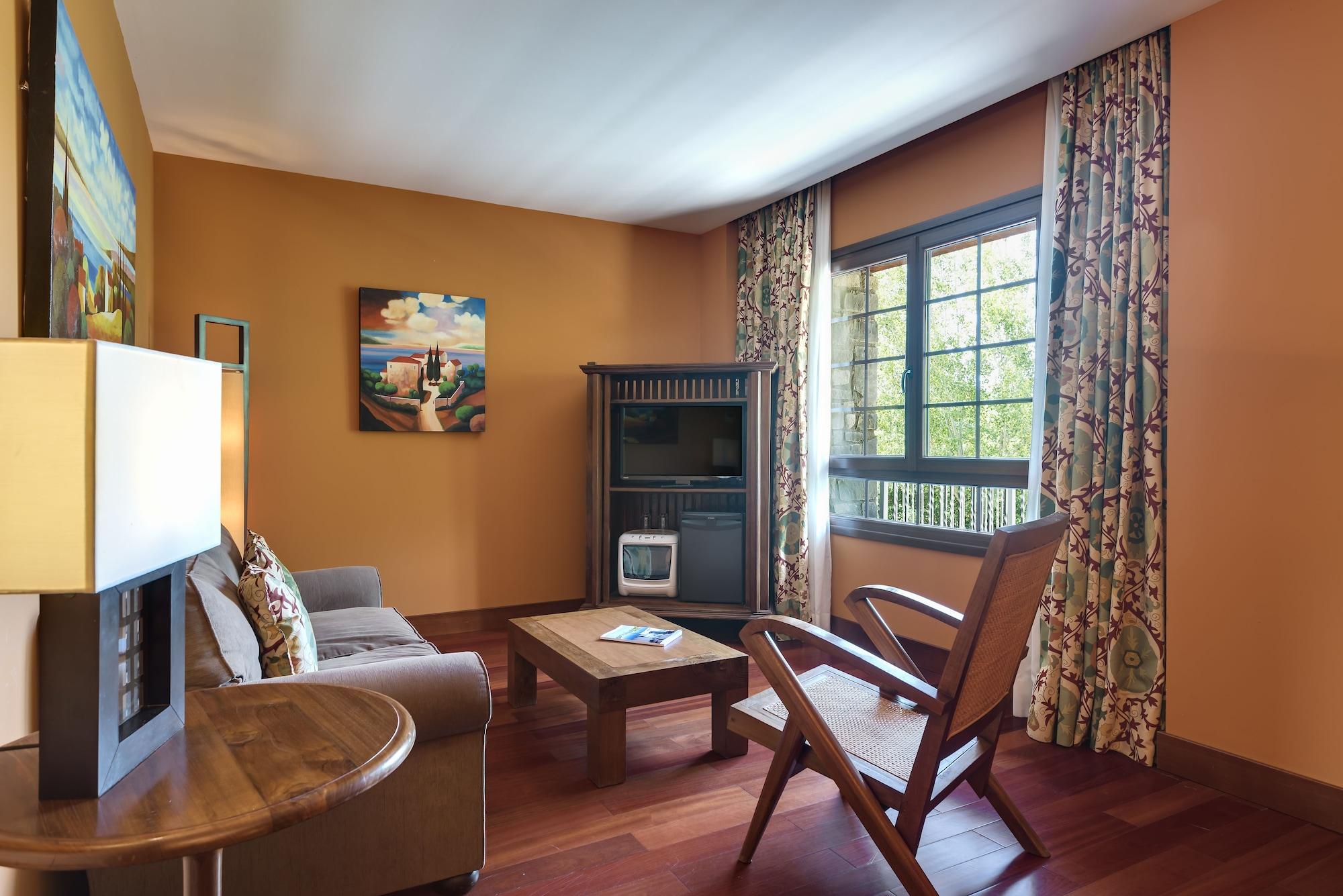 Hotel & Spa Monasterio De Boltaña Eksteriør billede A living room