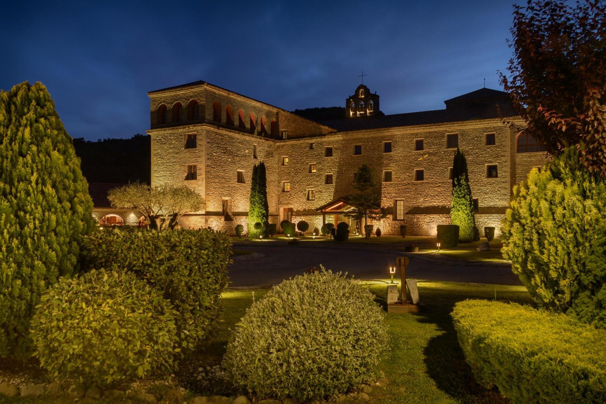 Hotel & Spa Monasterio De Boltaña Eksteriør billede The monastery at night