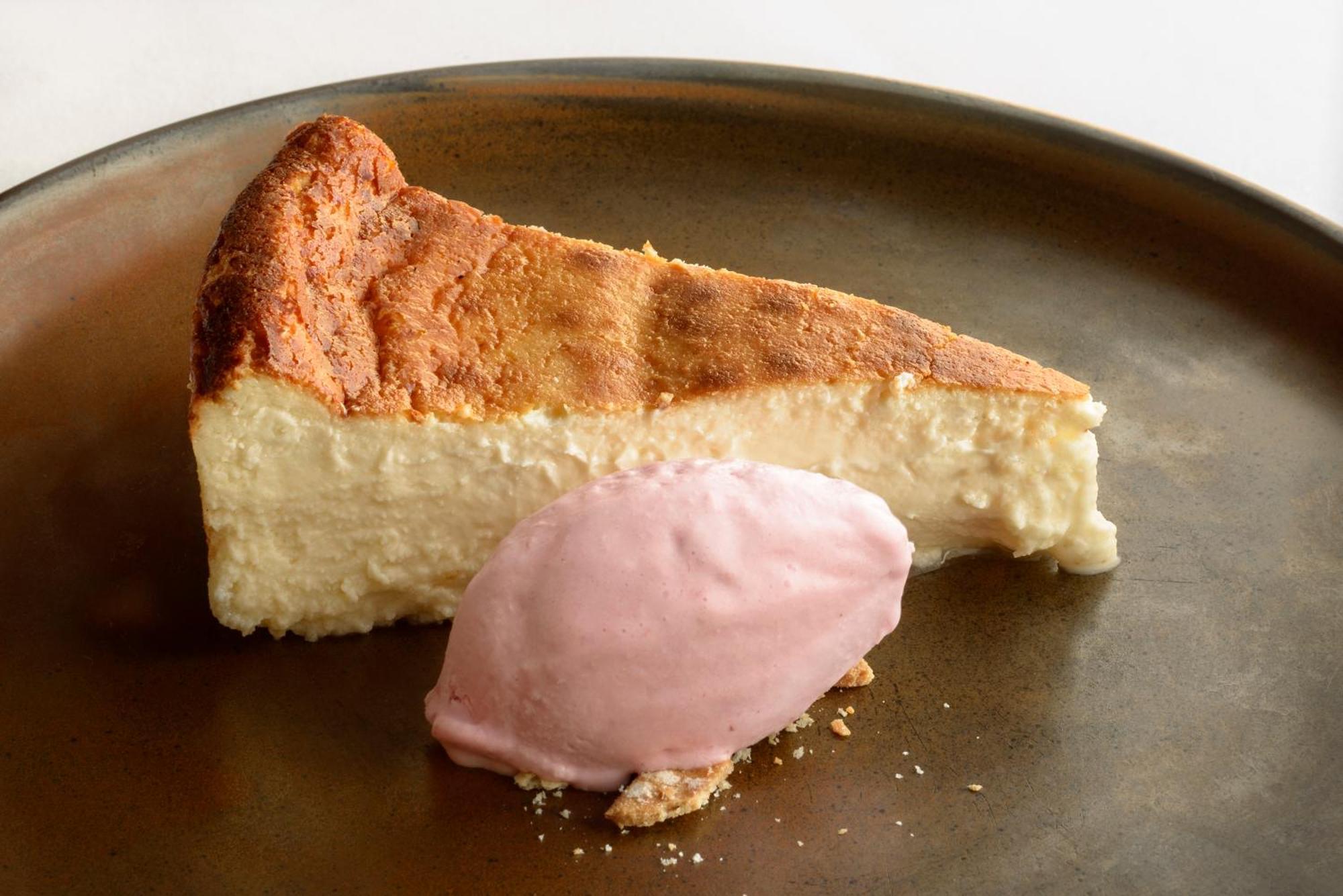 Hotel & Spa Monasterio De Boltaña Eksteriør billede A slice of cheesecake with a scoop of sorbet