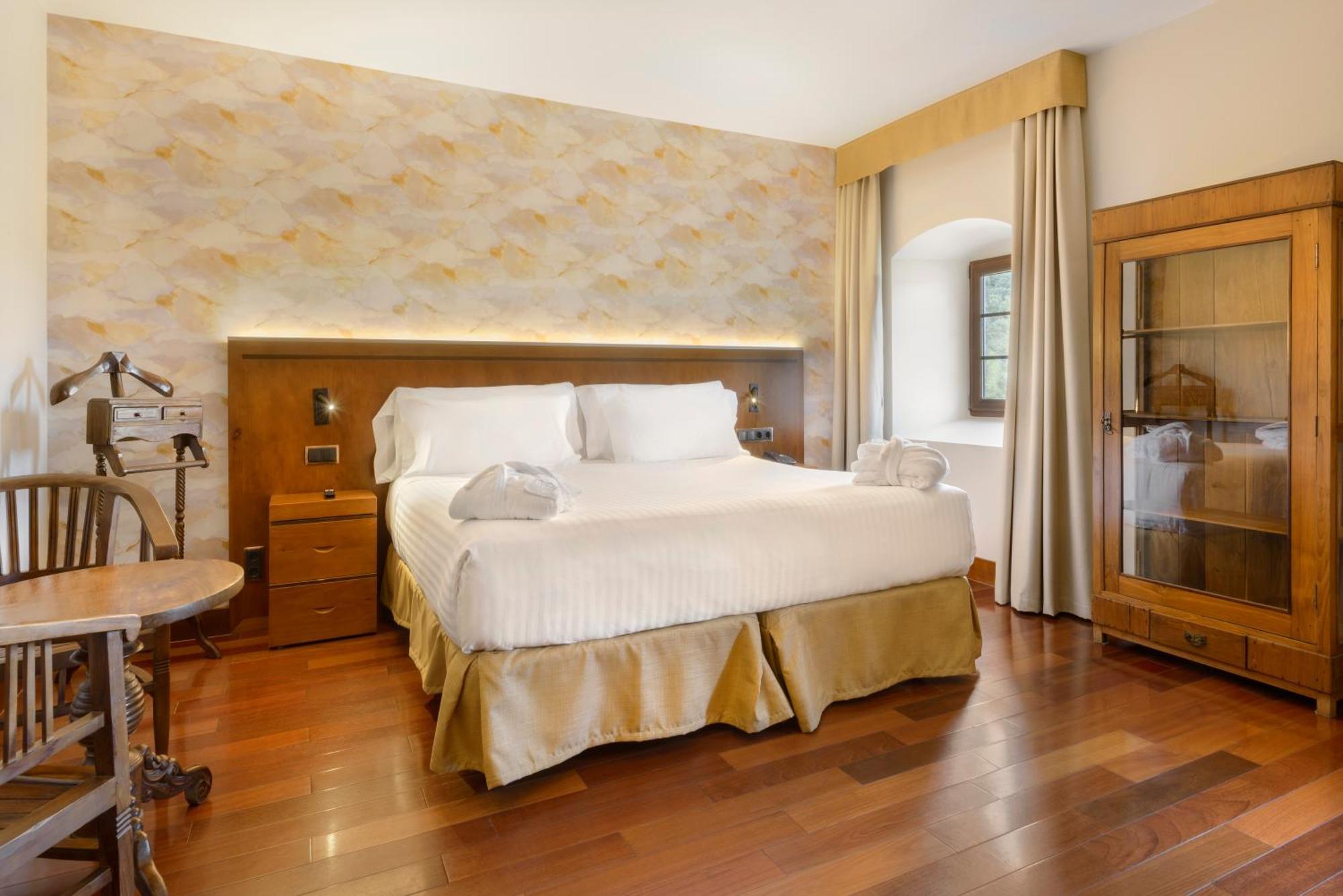 Hotel & Spa Monasterio De Boltaña Eksteriør billede A room at the hotel